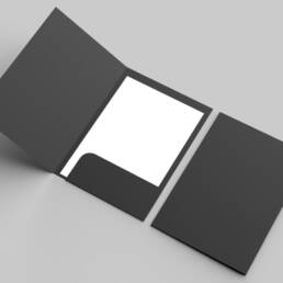 En folder i svart vitt